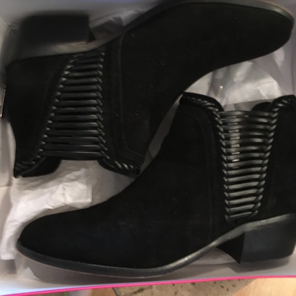 Black Leather Suede booties w/cutout side detail. - Picture 6 of 8